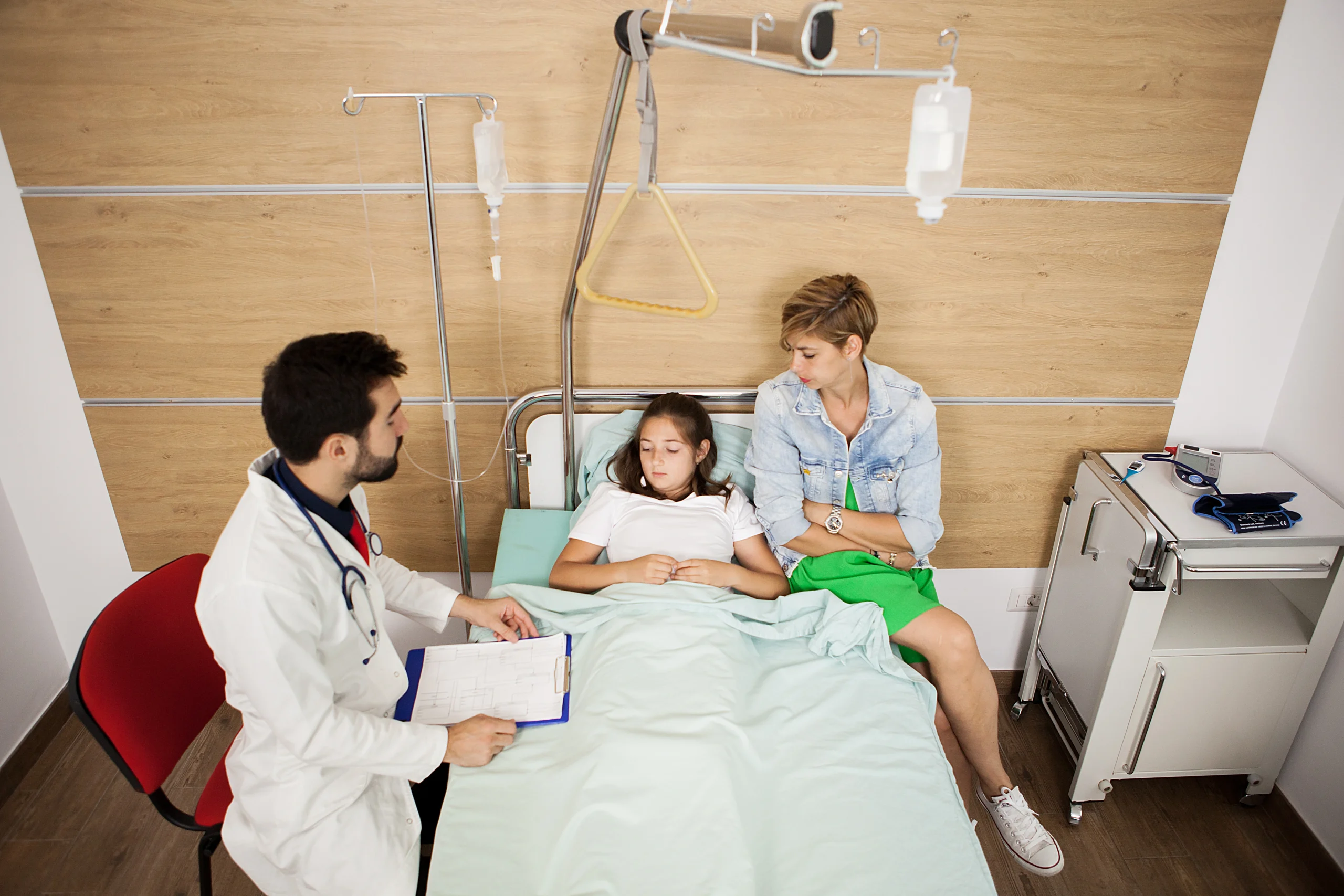 doctor-visitin-her-patient-hospital-room