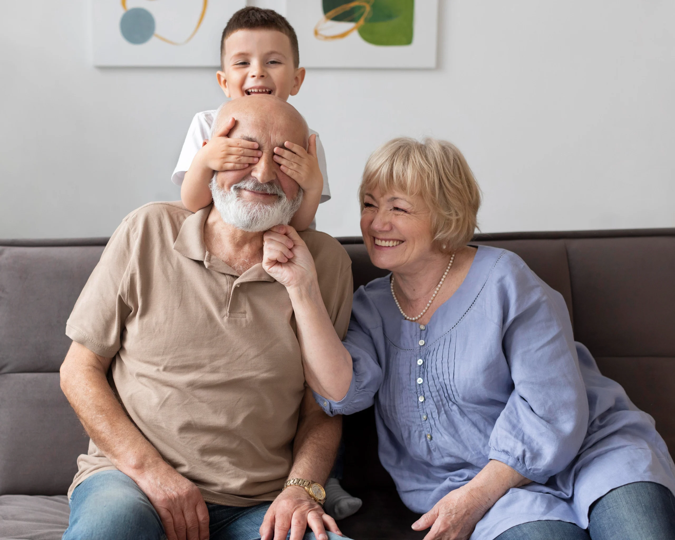 full-shot-happy-family-sitting-couch